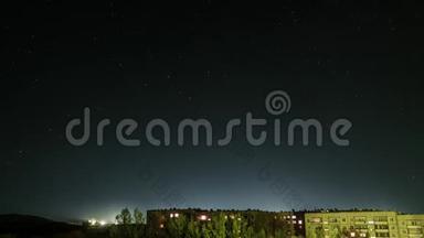 星空在房屋背景下的时间线，窗户上的光线是亮着的。塞米巴拉金斯克
